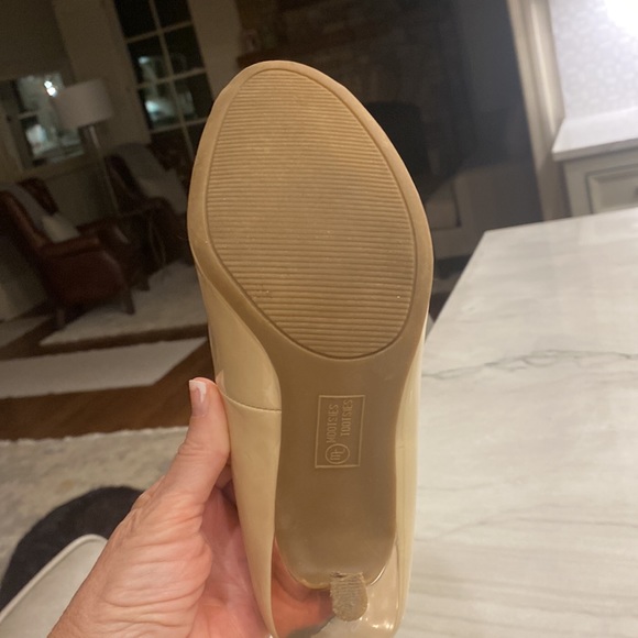 Mootsie tootsie, moabrey. Beige and gold pump. Size 7 1/2. - Picture 10 of 11